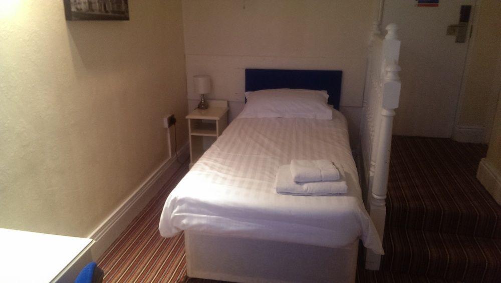 Huddersfield Hotel Екстериор снимка