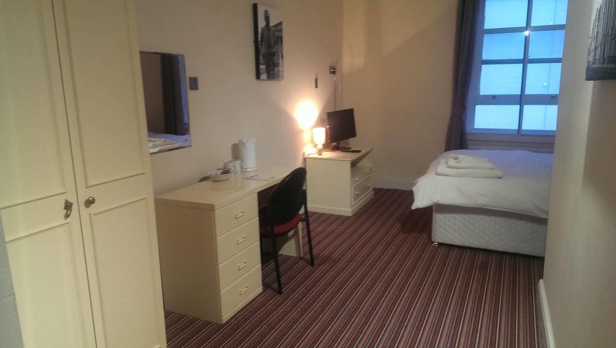 Huddersfield Hotel Екстериор снимка