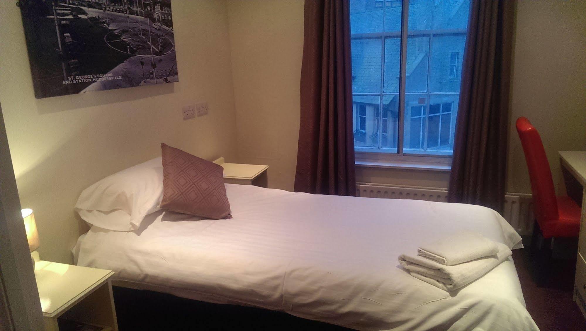 Huddersfield Hotel Екстериор снимка